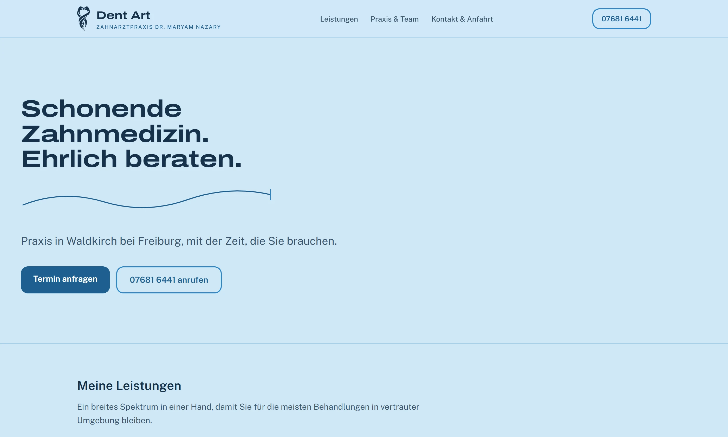 Startseite der Zahnarztpraxis Dent Art in Waldkirch: hellblaue Fläche, darauf die Zeile „Schonende Zahnmedizin. Ehrlich beraten.“ und die Schaltflächen „Termin anfragen“ und die Telefonnummer.